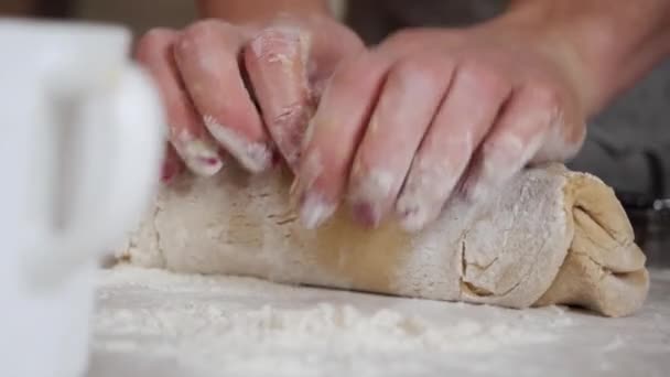 Női kéz gyúrja a tésztát.. — Stock videók