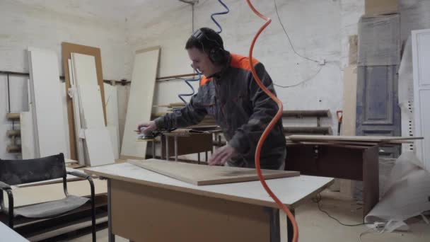 Un operaio dell'industria del mobile macina prodotti in legno con un tritacarne. — Video Stock