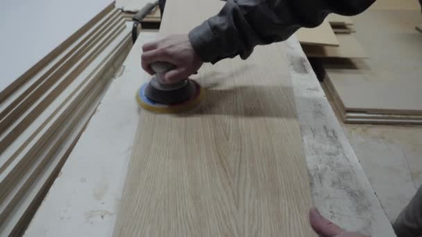 家具行业的一名工人用磨床磨碎木制品. — 图库视频影像