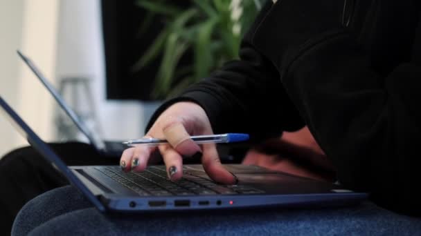 Дівчина-підприємець з ноутбуком на колінах типи на клавіатурі . — стокове відео