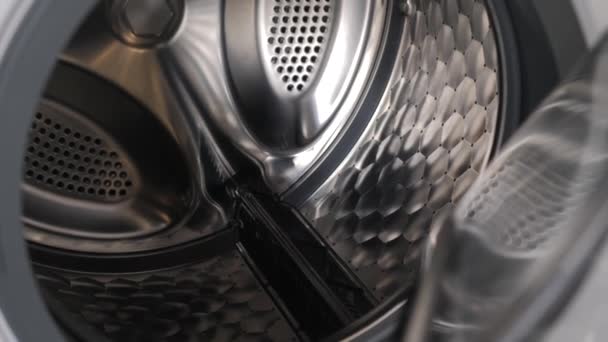 De camera beweegt langzaam langs de open wasmachine en toont zijn interieur — Stockvideo