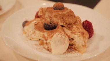 Beyaz tabakta böğürtlenli tiramisu