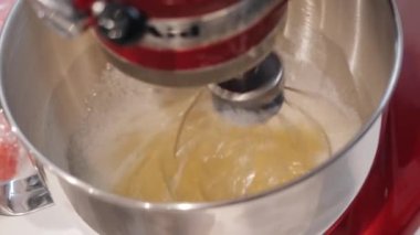 Karıştırıcı beyaz kremayı çırpar