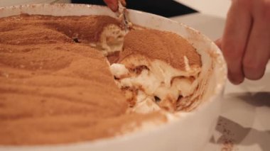 Aşçı tabağa tiramisu koyar.