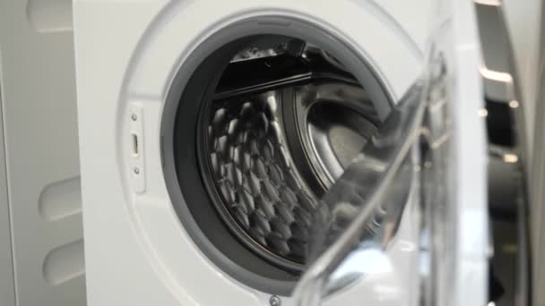 La fotocamera si muove lentamente lungo la lavatrice aperta e mostra il suo interno — Video Stock