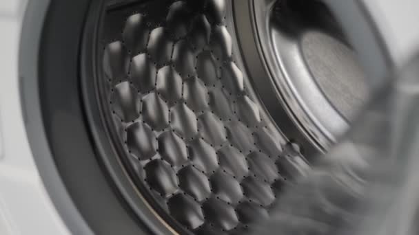 相机沿着打开的洗衣机缓慢地移动，显示了它的内部 — 图库视频影像