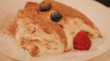 Beyaz tabakta böğürtlenli tiramisu