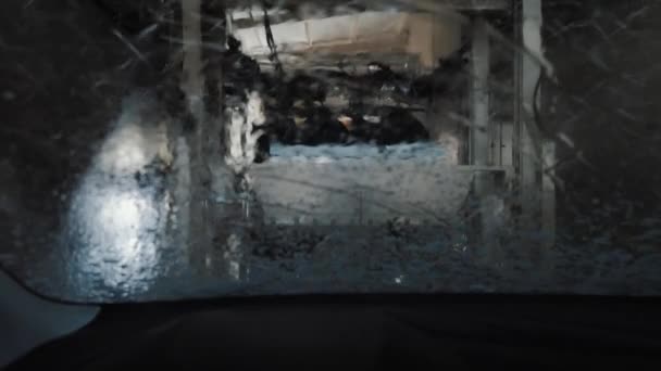 Das Auto fährt durch den Waschstraßen-Tunnel — Stockvideo