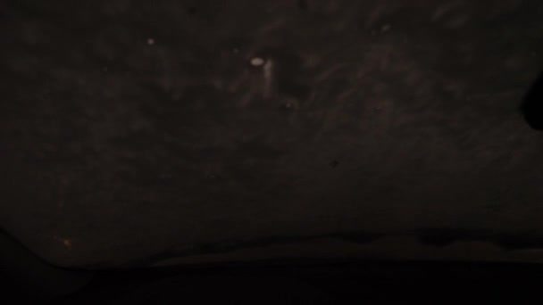 Az autó áthalad az autómosó alagútján.. — Stock videók