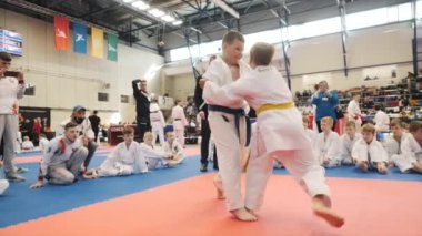 Genç sporcular bir karate turnuvasına katılıyor.
