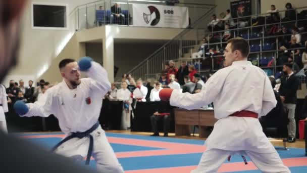 Torneo de karate entre jóvenes atletas. — Vídeo de stock