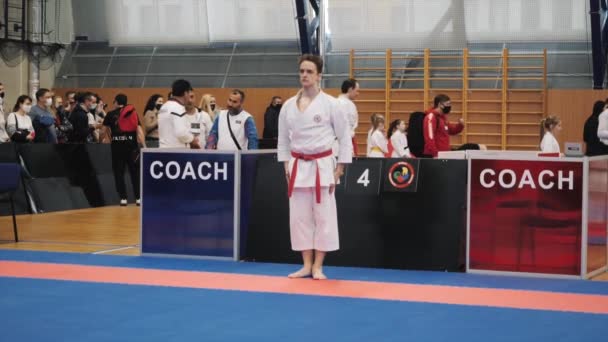 Torneo de karate entre jóvenes atletas. — Vídeos de Stock