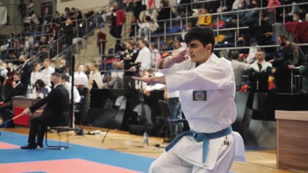 Karate toernooi onder jonge atleten. — Stockvideo