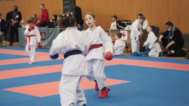 Mladí sportovci se účastní karate turnaje. — Stock video