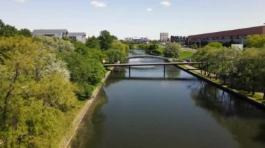 İHA parktaki nehrin üzerinden uçuyor..