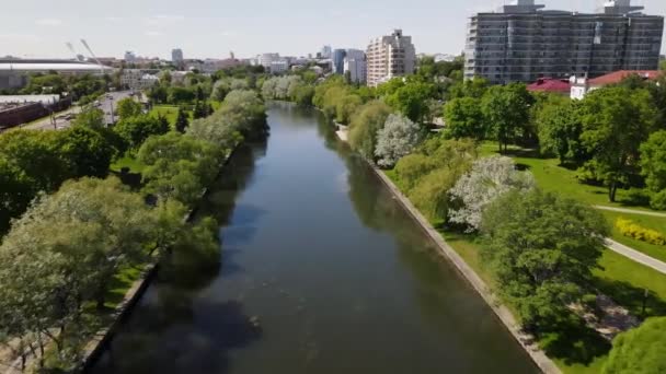 Drone flyger över stadens flod — Stockvideo