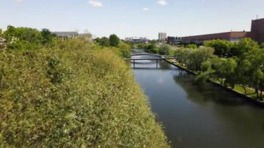 İnsansız hava aracı nehir üzerinde uçuyor.