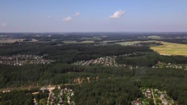 Ormanın ortasında bir yerleşim köyünün kuş bakışı görüntüsü.