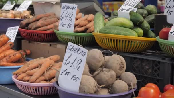 Prateleiras com legumes no mercado — Vídeo de Stock