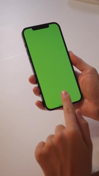 Fata atinge ecranul verde al smartphone-ului cu degetele — Videoclip de stoc