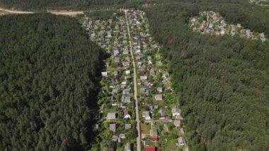 Ormanın ortasında bir yerleşim köyünün kuş bakışı görüntüsü.