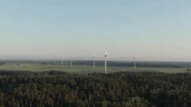 Dönen elektrik yel değirmenlerinin kuş bakışı görüntüsü.