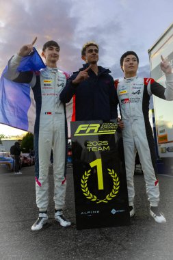 Sürücüler Enzo Deligny, Akshay Bohra ve GP takımından Jin Nakamura, FRECA takımları unvanını 2025-24 Ekim 2025 tarihleri arasında Monza 'da kazandıktan sonra