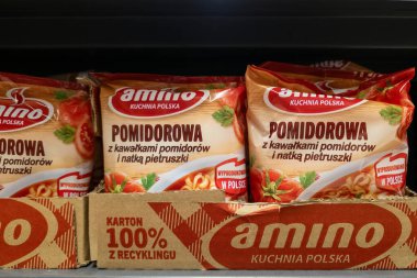 SAVAŞ, POLAND - 21 HAZİRAN 2026: Geri dönüştürülmüş karton bir kutunun içindeki süpermarket rafında sergilenen Amino marka hazır domates çorbası paketleri