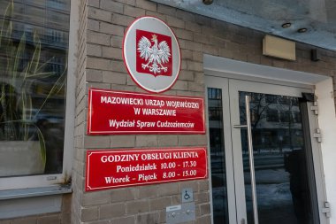 SAVAŞ, POLAND - 22 HAZİRAN 2026: Mazovian Voyvoda Yabancılar Dairesi 'nin girişinin yanında Polonya arması bulunan imzası