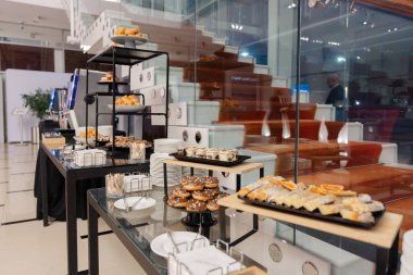 Modern yemek servisi tatlı büfesi, hamur işleri çörekleri ve kekler çağdaş bir iç mekanda zarif tezgahlarda düzenlenmiştir.