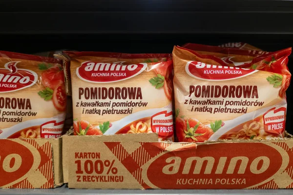 SAVAŞ, POLAND - 21 HAZİRAN 2026: Geri dönüştürülmüş karton bir kutunun içindeki süpermarket rafında sergilenen Amino marka hazır domates çorbası paketleri