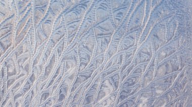 Pencerede donmuş izler var. Buz arkaplanı, renk fotoğrafı.