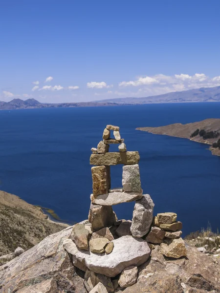 イスラ ・ デル ・ ソル チチカカ湖で石ケアン ロイヤリティフリーのストック写真