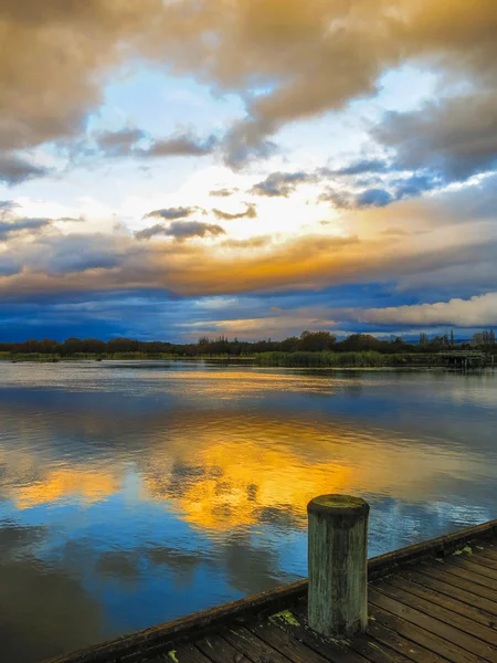ニュージーランドのタウポ湖の夕日 ロイヤリティフリーのストック画像