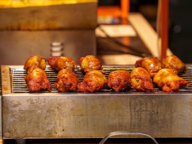 Gece pazarında ızgara tavuk budu.