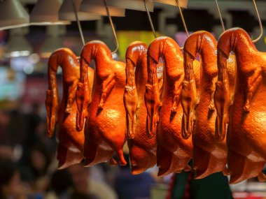 Pekin ördeği dükkanda asılı.