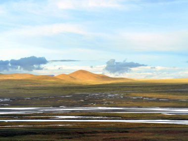 Tibet Platosu batan güneşin eğimli ışınlarıyla yıkandı.