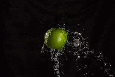 Splash üzerinde yeşil elma