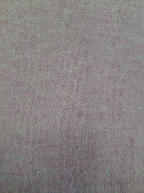 İnce dikey çizgiler ve soluk renk değişimleriyle dokulu bir yüzeyin yakın çekim, soyut görünümü