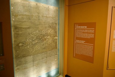 Müzenin içinde, büyük tarihi bir harita ve yorumlayıcı panel sıcak galeri ışığı altında sergilenen Jeju kalesinin oluşumunu ve uzantısını açıklıyor..