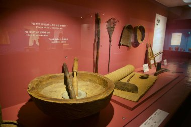 Jeju Folklor ve Doğal Tarih Müzesi 'nde geleneksel tarım araçları arasında tahtadan oyulmuş bir havan ve kale, hasır paspas, tırmık, sepet ve ada tarımında kullanılan diğer aletler yer almaktadır..