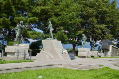 Chuncheon şehir merkezindeki Soyang River Side Caddesi 'ndeki savaş anıtları sakin sulara bakıyor ve göl kenarındaki parkın etrafındaki dağları berrak gökyüzünün altında kuşatıyor..