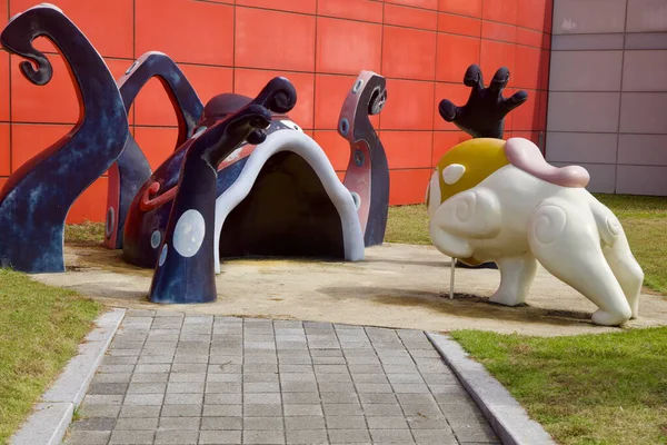 Kaprisli ahtapot temalı bir tünel ve Chuncheon 'daki Animasyon Müzesi' nin dışında çömelmiş bir karakter heykeli standı..