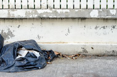 Çit house siyah plastik çöp torbaları açık.