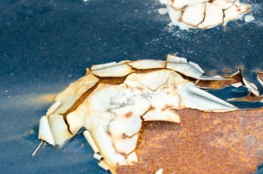 Aşınmış ve soyulmuş metal pas doku ile