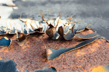 Aşınmış ve soyulmuş metal pas doku ile