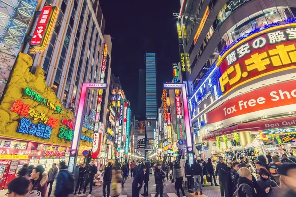 在东京，日本，东京-2016 年 1 月 25 日 ︰ 新宿的歌舞伎中央路. — 图库照片