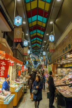 Kyoto, Japonya - 2 Aralık 2015: İnsanlar Nishiki Ichiba pazarda alışveriş. Nishiki Ichiba Pazar Kyoto, Japonya'da ünlü bir pazar olduğunu