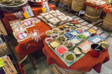 Kyoto, Japonya - 2 Aralık 2015: Kyoto Nishiki Ichiba pazarında geleneksel yemekleri. Japonya.