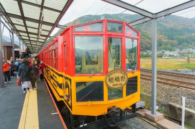 Kyoto, Japonya - 3 Aralık 2015: Sagano'da romantik tren Kameoka Torokko İstasyonu'nda park ediyor
